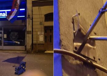 Noćas u Sarajevu / Sa zgrade Ambasade Hrvatske potrgana i bačena zastava EU: Kamere sve snimile?