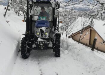 U PRIJEPOLJSKOM SELU IVANJE ZAVIJANE KUĆE STARIH I BOLESNIH: UZ POMOĆ TRAKTORA I HUMANIH MJEŠTANA DOPREMLJENE OSNOVNE NAMIRINICE I LIJEKOVI DO NEMOĆNIH LJUDI