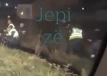 HAOS NA PUTU MITROVICA-PRIŠTINA! Tuča nakon udesa, nasrnuli palicama i na policiju