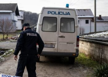 Bacio bombu na radnike koji su mu došli isključiti struju