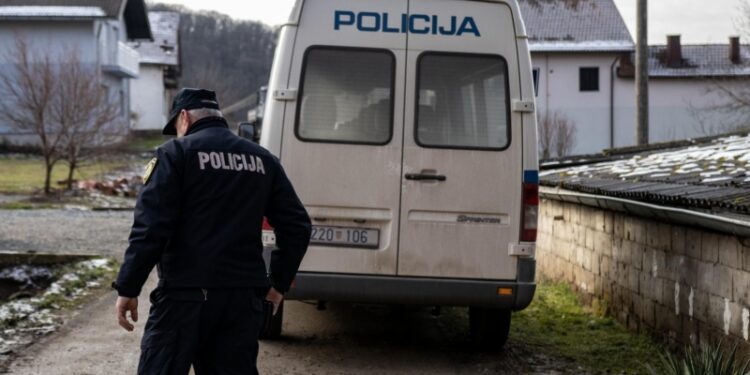 Bacio bombu na radnike koji su mu došli isključiti struju