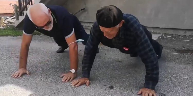 (VIDEO) DEDO IZ BIH U 88 GODINI RADI SKLEKOVE: 18 SKLEKOVA U 40 SEKUNDI