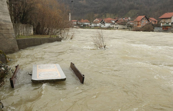 POPLAVE U VLADIČINOM HANU Rijeke nabujale, izlivaju se potoci na ulice, polja i u kuće