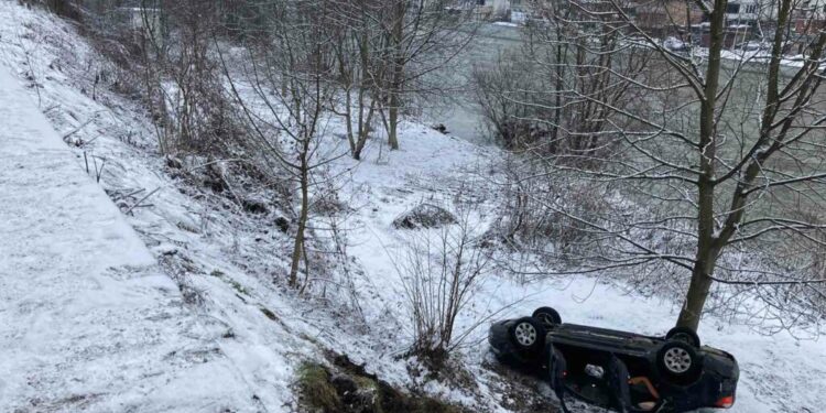 U PREVRTANJU AUTOMOBILA KOD PRIJEPOLJA POVRIJEĐENI ŽENA I DIJETE