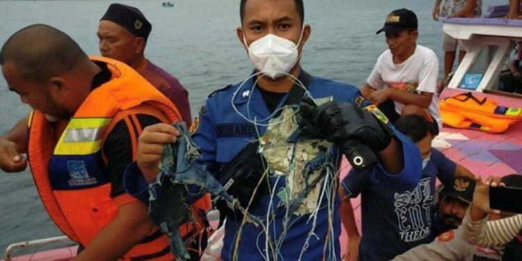 Indonezija: Avion sa 62 osobe se srušio u more
