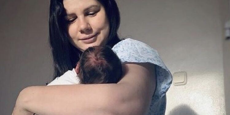 Marina (35) rodila dijete 14 godina mlađem momku, kojem je bila MAĆEHA KAD JE IMAO 7 GODINA