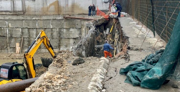 NOVI PAZAR: Zbog Urušavanja Temelja Utonuo Put, Ulica Zatvorena Za Saobraćaj!