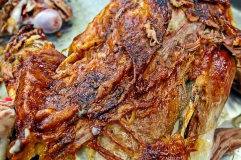 Lopovi upali u restoran i ukrali pečeno jagnje