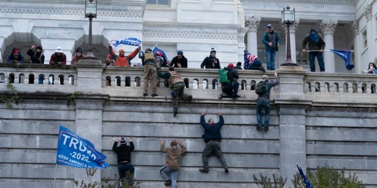 U Vašingtonu na snazi policijski čas, uhapšeno najmanje 13 osoba; Kongres uskoro nastavlja zasijedanje