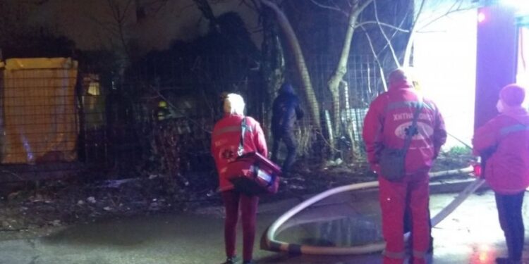 IZVUKLI GA IZ ZAPALjENE KUĆE, PA SE SAM VRATIO UNUTRA: Detalji dramatičnog spašavanja čovjeka iz požara u Nišu