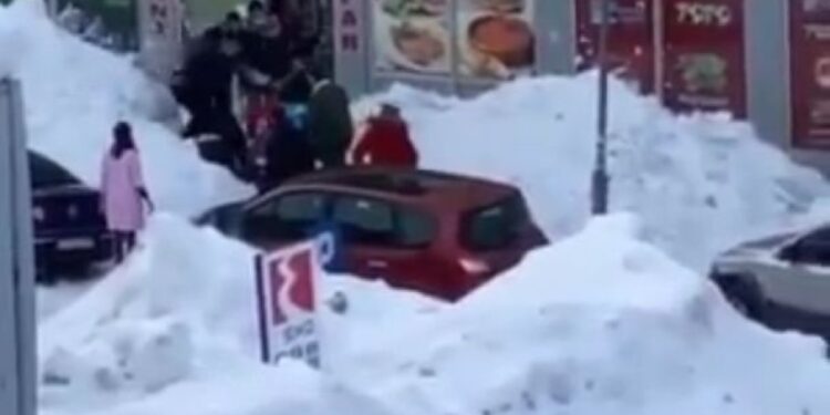 ŽABLJAK: SNIJEG SA KROVA ZGRADE PAO I ZATRPAO ŽENU I DIJETE, OSTALI NEPOVRIJEĐENI