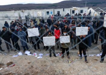 Migranti još jednu noć proveli na ledini: Odbijaju hranu, ne žele ni u šatore OSBiH na Lipi