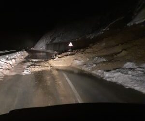 ODRON NA PUTU PETNJICA-BERANE: OGROMNA KOLIČINA ZEMLJE BLOKIRALA SAOBRAĆAJ U MJESTU STENICE