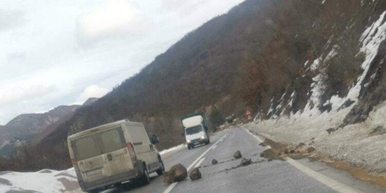 Odron za odronom na putu od Nove Varoši ka Prijepolju, svaki dan se obrušava kamenje i pada na kolovoz