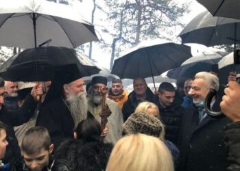 Joanikije i Krivokapić nalagali badnjake u Nikšiću