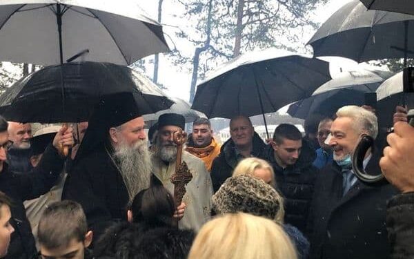 Joanikije i Krivokapić nalagali badnjake u Nikšiću