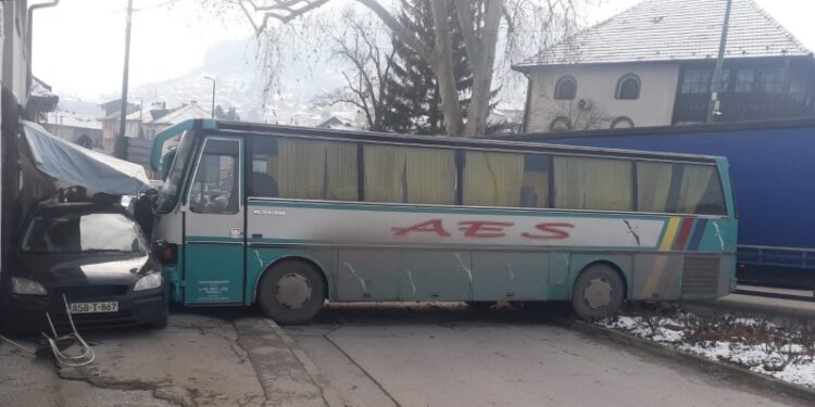 Visoko: Školskom autobusu otkazale kočnice pa udario u trgovinu