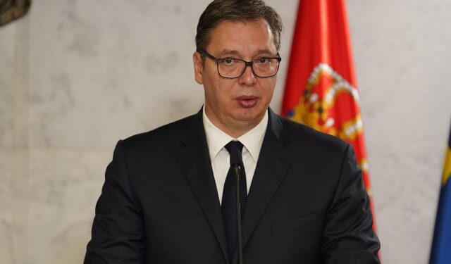 Građanima u maju i novembru po 30 eura, penzionerima još 50; Vučić: “To su srpske pare”