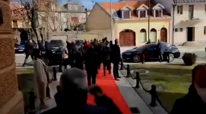 (VIDEO) Crna Gora: Vlada ispraćena sa Cetinja: ”Što ste na nas digli hajku, četničku vam majku”