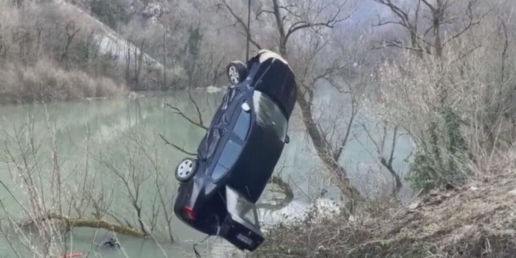 Škodom sletio u jezero, banjalučki ronioci izvukli auto: POGLEDAJTE VIDEO!