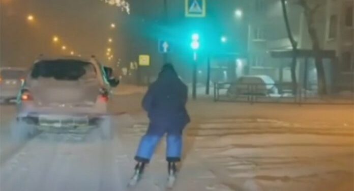(VIDEO) ODUŠEVIO SVE: SKIJAO ULICAMA GRADA VEZAN ZA AUTOMOBIL