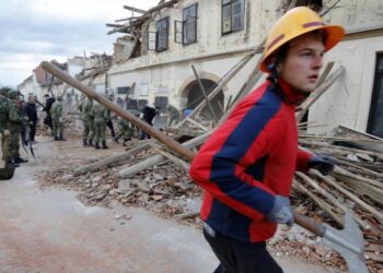 JOŠ JEDNA TRAGEDIJA U PETRINjI: Muškarac popravljao krov nakon zemljotresa, pa poginuo!