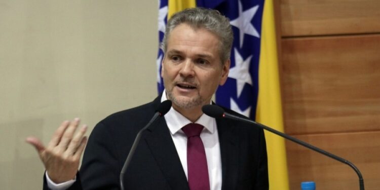 SATTLER U ŠIFRAMA PROZVAO DODIKA I ČOVIĆA: “I RS i Hercegovina moraju podnijeti teret migrantske krize!”