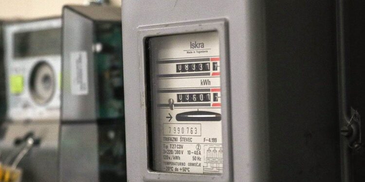 ZELENI KILOVATI DIŽU RAČUNE: U januaru ćemo plaćati oko 150 dinara više, ali od 1. FEBRUARA glavni udar na novčanik!