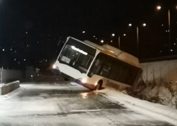 Autobus sletio s kolovoza kod Sarajeva
