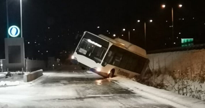 Autobus sletio s kolovoza kod Sarajeva