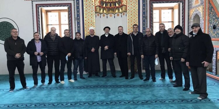Dobitnici najvećih ratnih priznanja “Zlatni ljiljan” i “Zlatna policijska značka” posjetili Aladža džamiju