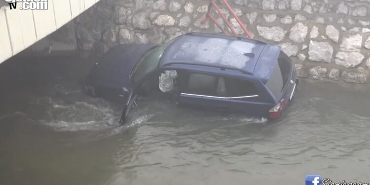 (VIDEO) SJENICA: AUTO SLETJELO S MOSTA U RIJEKU
