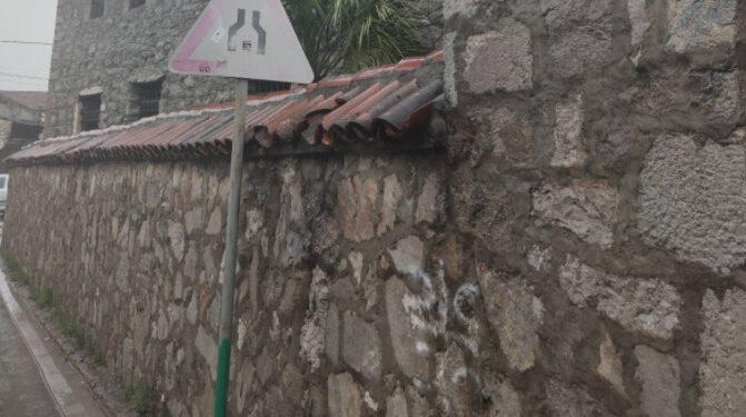 Krst sa četiri ocila na ogradi Osmanagića džamije u Podgorici