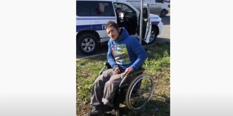 (VIDEO) ‘AJDE SAD USTANI I ISPRAVI NOGAVICU: Hit snimak – policija raskrinkala lažnog prosjaka