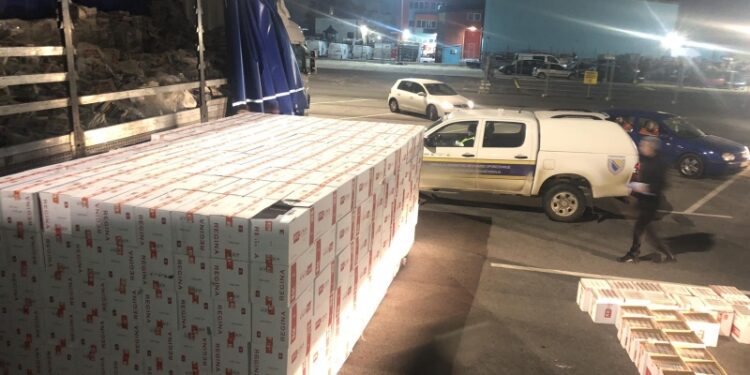 Rekordna zapljena u BiH: Vozač kamiona iz Crne Gore “pao” sa cigaretama vrijednim 1,6 miliona KM