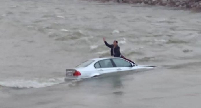 (VIDEO) DRAMA U SRED RIJEKE: Čovjek na krovu automobila, spasioci došli do njega