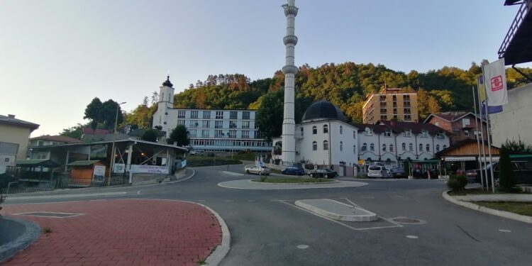 SDA, DF, SDP, SBiH i drugi traže hitan sastanak sa ambasadorima zbog Srebrenice