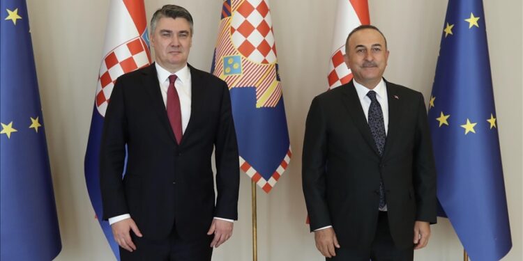Hrvatski predsjednik Zoran Milanović primio turskog ministra vanjskih poslova Mevluta Cavusoglua