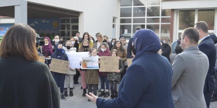 Protest roditelja djece koja pohađaju područnu školu u Potočarima
