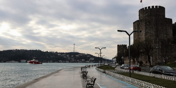Nesvakidašnji prizor: Puste ulice u Istanbulu, policijski sat do pet sati u ponedjeljak