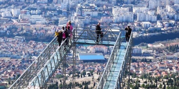 Stakleno šetalište na Fortici iznad Mostara postalo prava turistička atrakcija