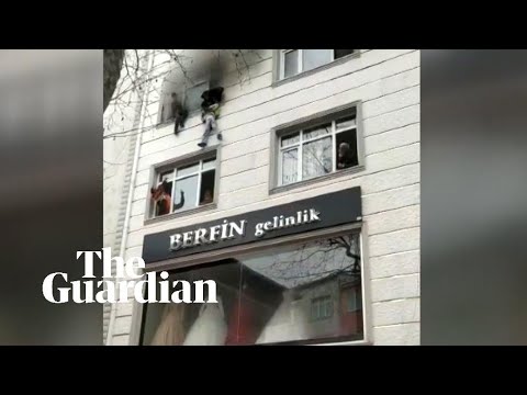 (VIDEO) UZNEMIRUJUĆI PRIZORI IZ ISTANBULA: Bacila četvoro djece kroz prozor da ih spase od požara! Srećom, sve se dobro završilo!