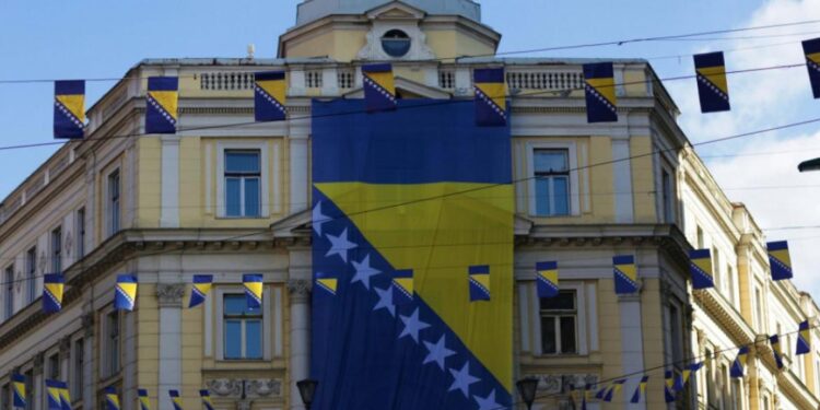Iznad Vječne vatre postavljena velika zastava uoči Dana nezavisnosti BiH