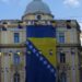 Iznad Vječne vatre postavljena velika zastava uoči Dana nezavisnosti BiH