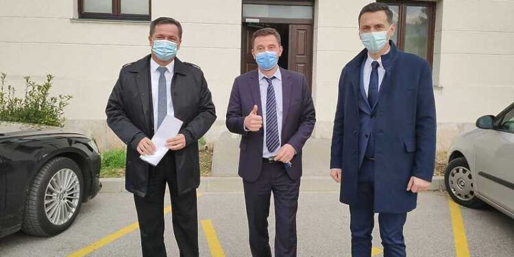 Mostar: Ljekari Bošnjak, Srbin i Hrvat odnijeli Boški Ćavar da potpiše zakletvu koju je položila online