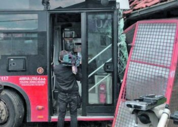 U Nišu uhapšeni Pišonja i Žuga: Pijani ukrali autobus i napravili haos, pa se zakucali u stub