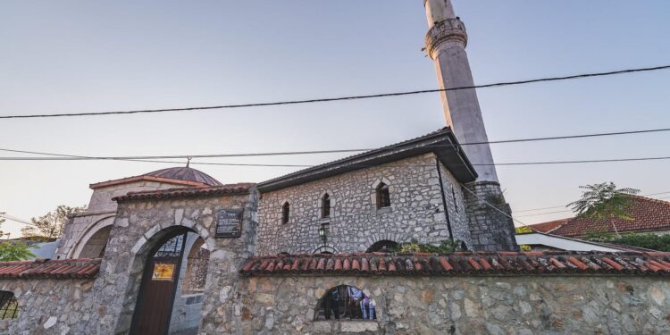 BOŠNJAČKA STRANKA SNAŽNO OSUĐUJE SKRNAVLJENJE OSMANAGIĆA DŽAMIJE U PODGORICI