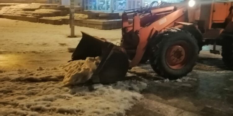 (FOTO+VIDEO) VEČERAS SE UKLANJA LED I SNIJEG SA TRGA ŠEMSUDINA KUČEVIĆA