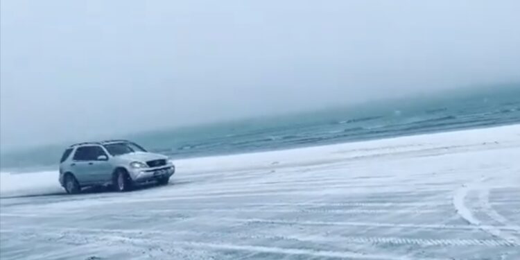 (VIDEO) NESVAKIDAŠNJI DOGAĐAJ NA VELIKOJ PLAŽI U ULCINJU! POGLEDAJTE VOŽNJU DŽIPOM PO LEDENOM MORU