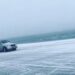 (VIDEO) NESVAKIDAŠNJI DOGAĐAJ NA VELIKOJ PLAŽI U ULCINJU! POGLEDAJTE VOŽNJU DŽIPOM PO LEDENOM MORU